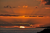 Sonnenuntergang in Lajes do Pico an der Südküste, Insel Pico, Azoren, Portugal