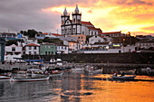 Am Hafen von Sao Mateus bei Angra do Heroismo mit Blick auf Kathedrale, Insel Terceira, Azoren, Portugal