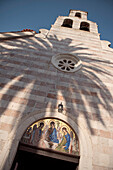 Schatten einer Palme am Eingang einer Kirche in der Altstadt von Budva, Stari Grad, Adria Mittelmeerküste, Montenegro, Balkan Halbinsel, Europa