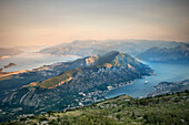 Panorama Blick auf Kotor die Bucht von Kotor, Adria Mittelmeerküste, Montenegro, Balkan Halbinsel, Europa, UNESCO