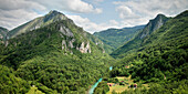 Blick von Tara Fluss Brücke und die umliegenden Berge und das Tara Tal, Montenegro, Balkan Halbinsel, Europa