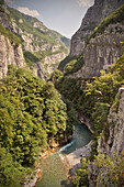 Moraca Fluss im Moraca Canyon nahe Podgorica, Montenegro, Balkan Halbinsel, Europa