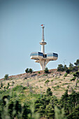 Sendeturm mit Aussichtsplattform, Sozialistische Architektur in Hauptstadt Podgorica, Montenegro, Balkan Halbinsel, Europa