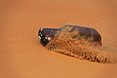 Four wheel drive going through soft sand, Liwa, Abu Dhabi, UAE
