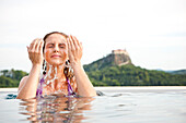 Frau badet in einem See, Riegersburg, Steiermark, Österreich