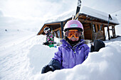 Zwei Kinder im Schnee vor einer Hütte, Skigebiet Ladurns, Gossensass, Südtirol, Italien