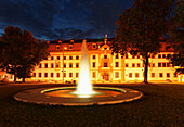 Staatskanzlei des Landes Thüringen bei Nacht, ehemalige kurmainzische Statthalterei, Hirschgarten, Erfurt, Thüringen, Deutschland