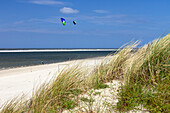 Dünen und kites am Kite- und Surfstrand, Langeoog, Ostfriesische Inseln, Nordsee, Ostfriesland, Niedersachsen, Deutschland, Europa
