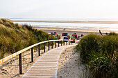 Holzsteg in den Dünen zum Strand, Langeoog, Ostfriesische Inseln, Nordsee, Ostfriesland, Niedersachsen, Deutschland, Europa