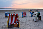 Strandkörbe am Strand in der Abenddämmerung, Wolkenstimmung, Langeoog, Ostfriesische Inseln, Nordsee, Ostfriesland, Niedersachsen, Deutschland, Europa