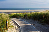 Holzsteg in den Dünen zum Strand, Langeoog, Ostfriesische Inseln, Nordsee, Ostfriesland, Niedersachsen, Deutschland, Europa