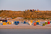 Strandkörbe am Strand bei Sonnenuntergang, Aussichtsplattform in den Dünen, Juist, Ostfriesische Inseln, Nordsee, Ostfriesland, Niedersachsen, Deutschland, Europa