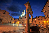 Brunnen am Rathausplatz bei Nacht, Montepulciano, Süd-Toskana, Toskana, Italien
