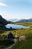 Landschaft mit Weg am Valparolasee, Alta Badia, Dolomiten, Südtirol, Italien