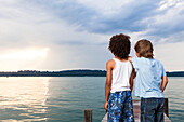 Zwei Jungen auf einem Bootssteg am Starnberger See, Oberbayern, Bayern, Deutschland