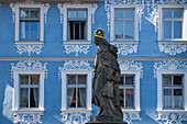 Statue auf Untere Brücke vor blauem Gebäude, Bamberg, Franken, Bayern, Deutschland