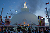 Pilger zur Poya Feier an der Runaveli Dagoba, Anuradhapura, Kultur Dreieck, Sri Lanka