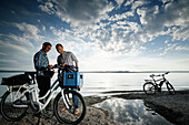 Zwei E-Bikefahrer rasten am Starnberger See, Oberbayern, Bayern, Deutschland