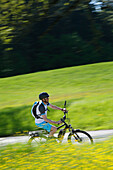 S-Pedelecfahrer unterwegs im Bayerischen Oberland, Oberbayern, Bayern, Deutschland