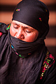 Nahaufnahme einer beduinischen Frau, Wadi Rum, Jordanien, Naher Osten