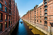 Schifffahrt durch historische Speicherstadt, Hamburg, Deutschland