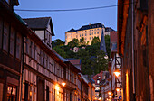 Altstadtgasse mit Blick auf das Schloss, Fachwerkhäuser, Blankenburg, Harz, Sachsen-Anhalt, Deutschland, Europa