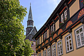 St. Ägidienkirche mit Fachwerhäusern, Osterode, Harz, Niedersachsen, Deutschland, Europa