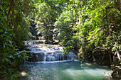 Wasserfall im Nationalpark Erawan, Kanchanaburi, Provinz Kanchanaburi, Thailand, Asien
