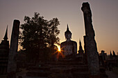 Sonnenuntergang beim Tempel in der Ruinenstadt Geschichtspark Sukhothai (UNESCO Weltkulturerbe), Provinz Sukothai, Thailand, Asien