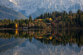 Karwendelgebirge spiegelt sich im Barmsee, bei Mittenwald, Bayern, Deutschland