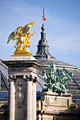 Pont Alexandre mit dem Grand Palais im Hintergrund, Paris, Frankreich, Europa