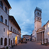 Piazza del Comune, main square with Temple of Minerva and Palazzo del Capitano del Populo with tower, Palazzo dei Priori (l.), UNESCO World Heritage Site, Via Francigena di San Francesco, St. Francis Way, Assisi, province of Perugia, Umbria, Italy, Europe