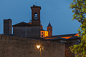 Stadtansicht mit Stadtmauer bei Nacht, Franziskus von Assisi, Via Francigena di San Francesco, Franziskusweg, Citta di Castello, Provinz Perugia, Umbrien, Italien, Europa