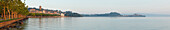 Uferpromenade mit Marta im Hintergrund, Lago di Bolsena mit Isola Bisentina, Kratersee mit Insel, vulkanisch, Provinz Viterbo, Latium, Italien, Europa