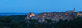 Grotte di Castro im Abendlicht, Bergdorf über Lago di Bolsena, See, Kratersee, vulkanisch, Provinz Viterbo, Latium, Italien, Europa