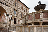 Fontana Maggiore fountain on Piazza 4 Noviembre square with Duomo San Lorenzo cathedral, Perugia, provincial capital, Umbria, Italy, Europe