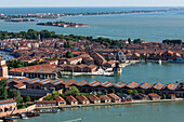 Luftansicht von Venedig, historische Werften und ehemaliges Militärgelände, Marine, Flottenbasis Republik Venezia, Seemacht, Arsenale aus der Luft,Italien