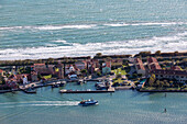 Lagune von Venedig aus der Luft, Fischerboote und Netze, Pellestrina, Hütten der Fischer von Pellestrina, Mittelmeer, Adria, Venedig, Italien