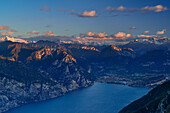 Gardasee mit Riva und Blick auf Gardaseeberge, Adamellogruppe, Presanellagruppe, Brenta und Sarcatal, Ventrar, Monte Baldo, Gardaseeberge, Trentino, Italien