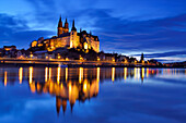 Illuminated castle of Albrechtsburg and cathedral of Meissen above the river Elbe, Meissen, Meissen, Saxony, Germany