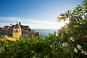 Blick auf Vernazza mit Kirche Santa Margherita d Antiochia im Vordergrund, Vernazza, Cinque Terre, La Spezia, Ligurien, Italien