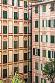 Hausfassade mit echten und aufgemalten Fenstern, Camogli, Provinz Genua, Riviera di Levante, Ligurien, Italien