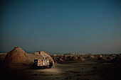 Reisemobil in der Weißen Wüste bei Nacht, Ägypten, Afrika