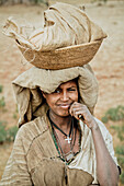 Junge Frau trägt einen Korb mit Leinensack auf dem Haupt, Hochland von Abessinien, Äthiopien, Afrika
