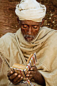 Priester ist in die Bibel vertieft, Lalibela, Äthiopien, Afrika