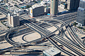 Blick auf Strassenkreuz der Sheikh Zayed Road und Doha Street von Aussichtsplattform At The Top im 124. Stockwerk vom Burj Khalifa Turm, Dubai, Vereinigte Arabische Emirate