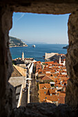 Blick durch Fensteröffnung des Minceta Turm an der Stadtmauer auf die Altstadt mit Kreuzfahrtschiff MV Silver Spirit, Silversea Cruises, auf Reede im Hafen, Dubrovnik, Dalmatien, Kroatien, Europa