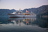 Kreuzfahrtschiff MS Deutschland, Reederei Peter Deilmann, im Kotor Fjord in der Abenddämmerung, Kotor, Montenegro, Europa