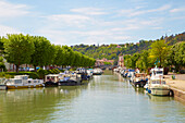 Houseboats on Canal de Garonne, Moissac, Dept. Tarn-et-Garonne, Region Aquitaine, France, Europe