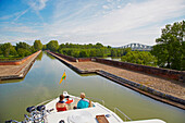 Hausboot auf der Pont-canal du Cacor, Canal de Garonne, Dept. Tarn-et-Garonne, Region Aquitaine, Frankreich, Europa